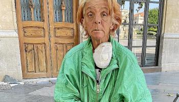 Paquita López, en la Plaza España donde pasaba la mayor parte del día buscándose la vida y hablando con la gente.