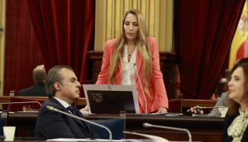La diputada de Vox Patricia de las Heras en su intervenci&oacute;n al conseller de Educaci&oacute;, Antoni Vera.
