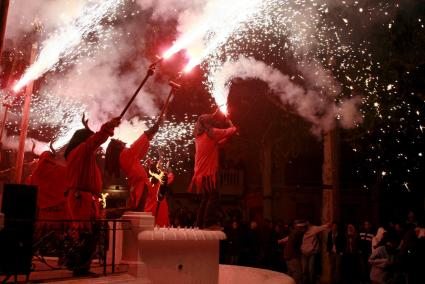 LOS DIMONIS SE APODERAN DE SA POBLA CON UN ESPECTACULO DE FUEGO COMO PRELUDIO DE SANT ANTONI.