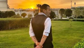 Domingo Zapata posa ante el escenario que acogerá su futuro gran mural en Riad (Arabia Suadí)