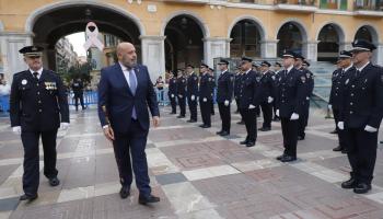 El alcalde Jaime Mart&iacute;nez, acompa&ntilde;ado del intendente Guillem Mascar&oacute;, pasa revista a la formaci&oacute;n de la Polic&iacute;a Local de Palma en la Pla&ccedil;a Major. La plantilla est&aacute; muy envejecida.