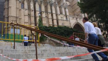 Imagen de 2002, cuando se coloc&oacute; una barandilla nueva en las escaleras en la Catedral de Mallorca