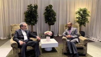 El ministro de Exteriores iraní, Abbas Araqchi, y el ministro de Exteriores de Omán, Badr al Busaidi