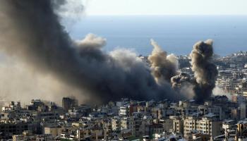 Se elevan columnas de humo tras un ataque aéreo israelí en Bourj Al Barajneh, en los suburbios del sur de Beirut, Líbano, el 2 d