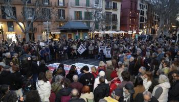 Un momento de la concentraci&oacute;n contra la guerra este viernes en la Plaza de las Tortugas de Palma.