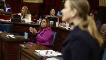 La consellera de Salut, Manuela García, aplaudiendo la intervención de Marga Prohens este martes.