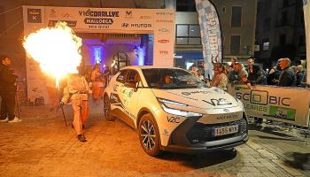 Imagen de la pasada edición con el espectáculo de los ‘dimonis’ en la llegada de los participantes.