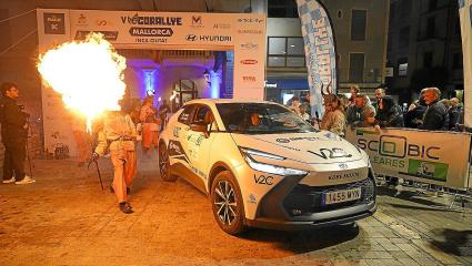 Imagen de la pasada edición con el espectáculo de los ‘dimonis’ en la llegada de los participantes.