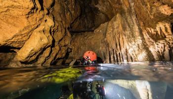 En la imagen, detalle de la cavidad en la que se romp&iacute;an las &aacute;nforas.