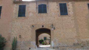 Fachada de las casas de la possessio de Peguera.