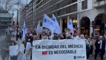 Un millar de personas se unen a la protesta médica en Palma: «No es sanidad, es precariedad»