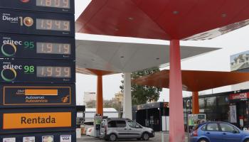 El Gobierno rebajará al 10 % el IVA de los carburantes, la luz y el gas