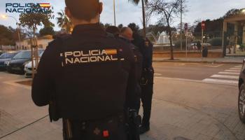 Un hombre y un menor amenazan con un cuchillo y lanzan una botella de cristal a una mujer transexual en Palma