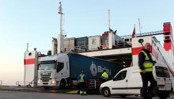 Camiones de mercancías llegando al puerto de Palma a bordo de un ferry.