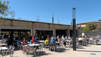Críticas por el bar con concesión caducada del Parc de la Mar: «Estos ‘okupas’ no molestan al PP ni a Vox»