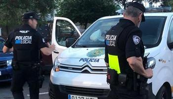 Un hombre intenta golpear con un puño americano a un policía local en el Arenal