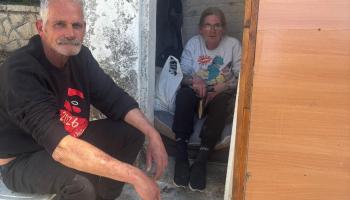 Alberto y Vicky hoy por la tarde en la garita donde malviven, en apenas dos metros cuadrados.