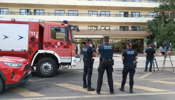 Agentes de la Polic&iacute;a Local de Calvi&agrave; y Bombers, a las puertas del hotel.
