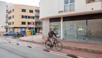 Local cerrado en las calles de Menorca.