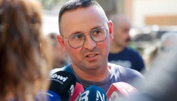 Miquel Gili, en Pere Garau, el d&iacute;a de la concentraci&oacute;n en su apoyo por una agresi&oacute;n hom&oacute;foba.