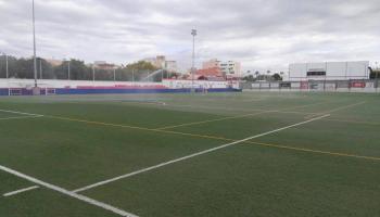 Ingresado en la UCI un jugador cadete tras golpearse contra el muro del campo del Collerense durante un partido