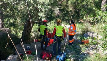 Muere una ciclista tras sufrir una grave caída desde varios metros de altura en la carretera de sa Calobra