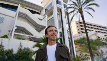 Alberto Hidalgo, CEO de Grupo Sounds, ante la antigua discoteca Tito's