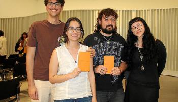 Pau Rullán, Lluna García, Andreu Adrover y Lilian Daprile, con el libro de Arias.