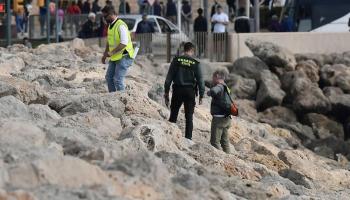 Agentes investigando la aparición de un fallecido sin documentación en el Port de Palma.