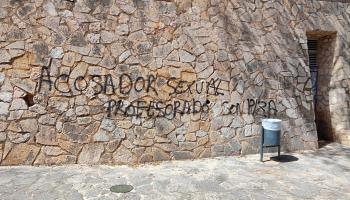 Pintada aparecida cerca del CEIP Son Pisà donde se puede leer «Acosador sexual. Profesorado Son Pizà».