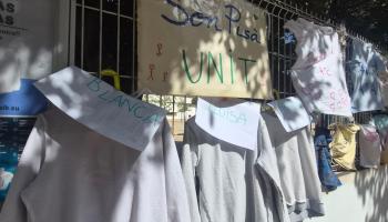 Camisetas colgadas simbólicamente este viernes en el CEIP Son Pisà.