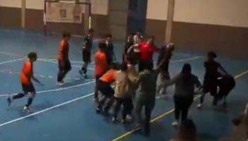 Incidentes en un partido fútbol sala cadete en Palma: una agresión desata una invasión y enfrentamiento entre jugadores y públic