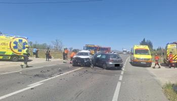 Tres heridos en un accidente frontal en Alc&uacute;dia