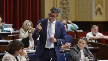 El vicepresidente Antoni Costa, contestando en el pleno.