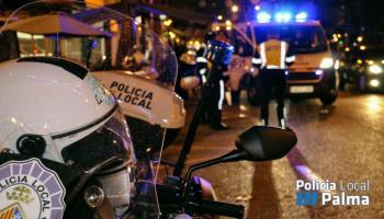 Un motorista herido grave tras saltarse un semáforo y ser arrollado por un coche en calle Aragón