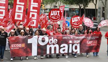 La comitiva de UGT y CCOO era una de las que encabezaban la marcha por el centro de Palma.