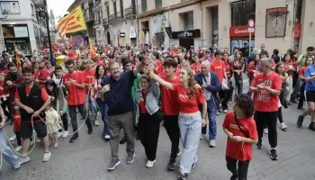 Antoni Llabr&eacute;s, acompa&ntilde;ado por la multitud en el centro de Palma.