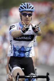 Tyler Farrar celebra su victoria tras cruzar la meta.