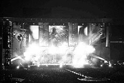 Los Rolling Stones ofrecieron un espectáculo impresionante de música y luz en el Estadi Olímpic. Foto: TONI LIMONGI