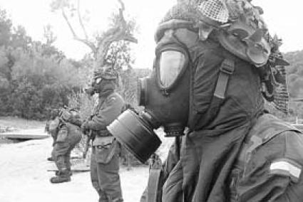 El equipo consta de máscara con filtro, sistema de fonía, de aspiración y de ingestión de líquidos, y un traje hermético. Foto: SEBASTIÃ€ AMENGUAL