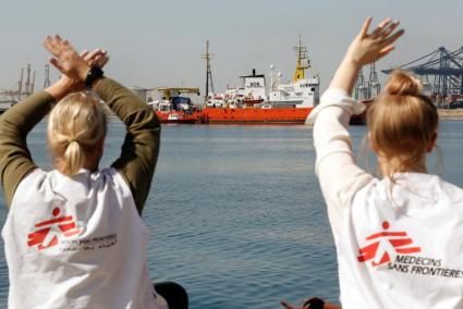 El Aquarius llega al puerto de Valencia con 106 inmigrantes a bordo