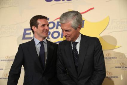 Casado promete que si gana integrará a Santamaría,"imprescindible" para el PP