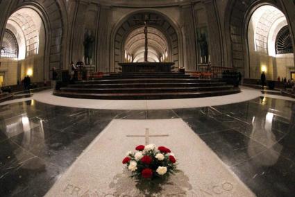 La Iglesia, dispuesta a acoger en terreno sagrado los restos de Franco