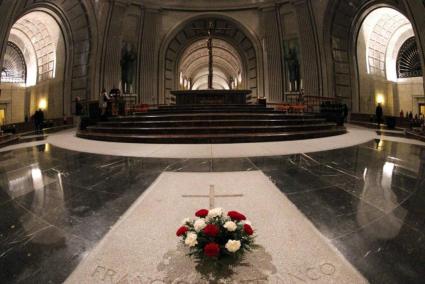 La Iglesia, dispuesta a acoger en terreno sagrado los restos de Franco