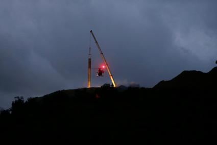 Un helicóptero de la Guardia Civil en Totalán (Málaga)