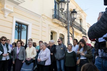 Vecinos de Godella guardan un minuto de silencio