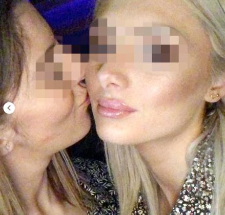 La cabo herida besa en la mejilla, días atrás, a la soldado que le lesionó.