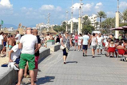 Turistas en la zona de la bahía de Palma