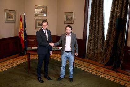 Pedro Sánchez y Pablo Iglesias tras firmar el preacuerdo