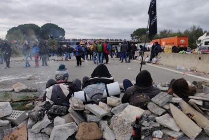 Barricadas en la AP-7 a la altura de Salt (Girona) en una protesta convocada por Tsunami DemocrÃ tic contra la sentencia del 1-O